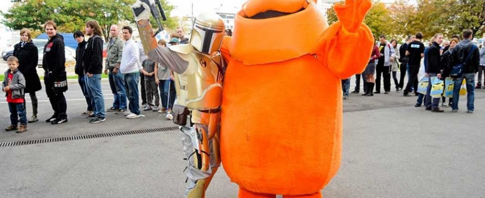 Star Wars Bounty Hunter Cosplayer mit Maskottchen Cofibo