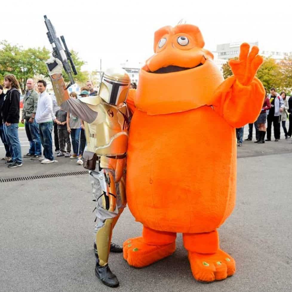 Star Wars Bounty Hunter Cosplayer mit Maskottchen Cofibo