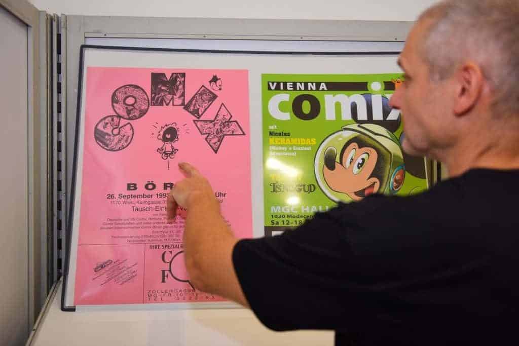 Martin Erasmus mit alten Vienna COMIX Plakaten. Foto: Karolina Golab