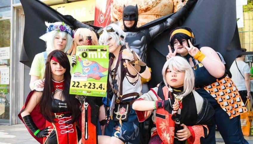 vienna-comix-2023-cosplaygruppe-mit-plakat-foto-c-joannapianka-ausschnitt